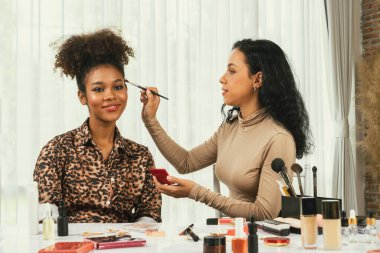 Kadın nüfuzlu kişi canlı yayında video görüntülerini çekiyor. Makyaj çok önemli sosyal medya ya da blog. Kozmetik stüdyosu ışıklandırmalı mutlu genç kız çevrimiçi pazarlama oturumu yayını için..