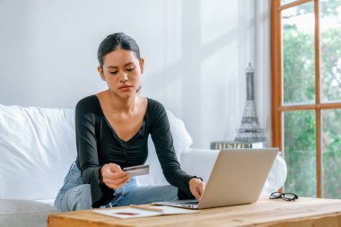 Stresli genç kadının kredi kartı borçlarıyla ilgili maddi sorunları var. En çok kötü kişisel para ve mortgage ödeme yönetimi krizi kavramını gösteriyor..