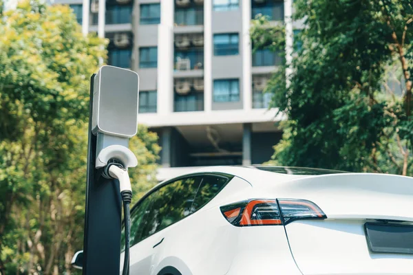Elektrische Auto Opladen Groene Duurzame Stadstuin Zomer Duurzame Stedelijke Levensstijl — Stockfoto