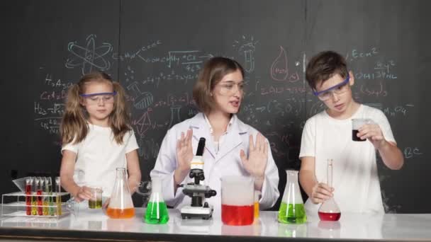 Student Prowadzący Badania Płynem Chemicznym Laboratorium Szkole — Wideo stockowe