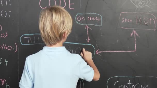Młody Chłopak Klasie Programowania Programowania Szkole — Wideo stockowe