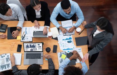 Modern toplantıda TV ekranında en iyi panorama görüntüleme sunumu veri analizi paneli. Toplantı odasında bir grup iş adamı ile kurumsal sunum. Uyum