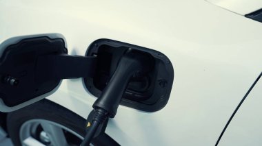 Ev şarj istasyonu, elektronik araç için sürdürülebilir, yenilenebilir enerji kaynağı, modern modern yaşam tarzı için evdeki EV arabaları sağlıyor. Çevre dostu melez elektro ve petrol aracı bataryası.
