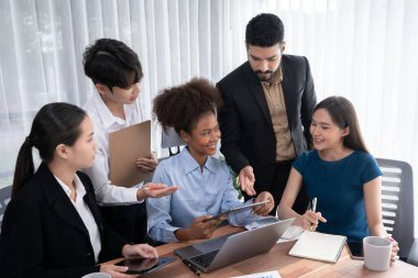 Mutlu iş adamları birlikte çalışır, şirket ofisinde tartışırlar. Profesyonel ve çeşitlilik takım çalışması iş planını bilgisayarda tartışır. Modern çok kültürlü ofis çalışanı. Uyum