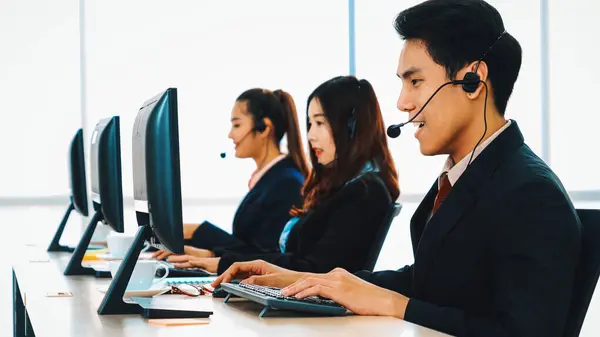 Pessoas Negócios Usando Headset Trabalhando Escritório Para Apoiar Cliente Remoto — Fotografia de Stock