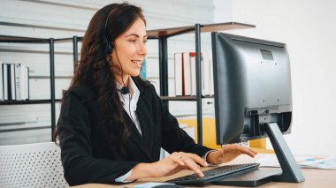 Ofiste çalışan kulaklık takan işadamları uzak müşteri ya da meslektaşlarını desteklemek için çalışıyorlar. Çağrı merkezi, tele pazarlama, müşteri destek acentesi telefon görüşmesinde hizmet sağlıyor. Jivy