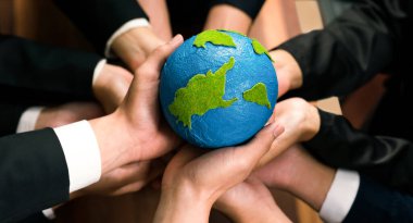 Üst düzey iş adamları, Dünya 'yı kurtarmak için CO2 salınımını azaltmak suretiyle çevresel koruma için ekolojik düzenlemeden yararlanmak amacıyla sinerjide bir arada tutuyorlar. Antika