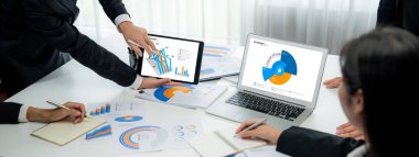 Bilgisayar yazılımından iş verisi analizi. Yatırım uygulaması görüntüleme işletme satışları ve kar bilgisayar ekranında ve pazarlama planlama karar konuşma önerisi .