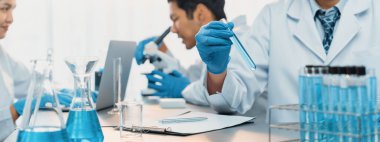 Kendini adamış bir grup bilim adamı kimyasal deneyler ve tıp laboratuarında aşı ilacı veya antibiyotiği geliştirmek için çığır açan bir araştırma yürütüyorlar. İlaç ve biyokimya laboratuvarı. Neoterik