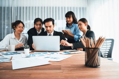 İş zekası grafiği, grafik ve istatistik raporlarını arka planda çalışan bulanık iş adamlarıyla ofis masasına odakla. Habiliment