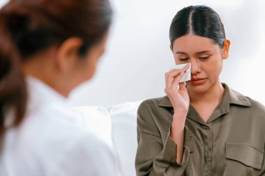 Ruh sağlığı için psikolog, depresyon ya da yaşam başarısızlığından sonra keder tedavisi gören üzgün bir kadın. Hayal kırıklığına uğramış genç bir kadın klinikteki duygular hakkında bir psikologla konuşuyor.