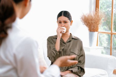 Ruh sağlığı için psikolog, depresyon ya da yaşam başarısızlığından sonra keder tedavisi gören üzgün bir kadın. Hayal kırıklığına uğramış genç bir kadın ofisteki duygular hakkında bir psikologla konuşuyor.