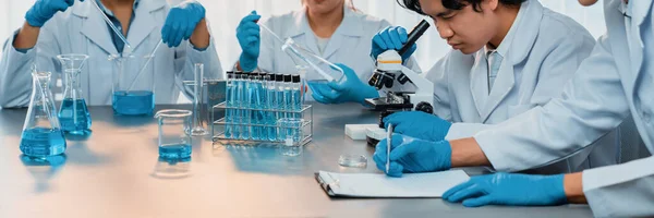 一组专心致志的科学家在医学实验室进行化学实验和研究 作为疫苗药物或抗生素的突破性发展 制药和生物化学实验室 新时代 — 图库照片