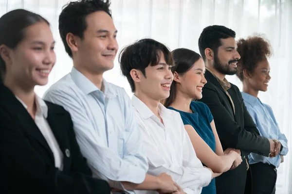 Mutlu Gülümseyen Çok Irklı Ofis Çalışanı Sinerjiyi Ticari Başarı Için — Stok fotoğraf