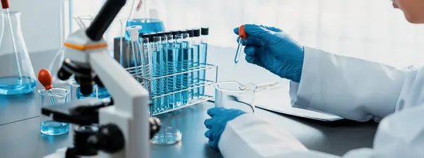 研究者は ワクチン薬や抗生物質の画期的な開発として 医療研究室で化学実験や研究を行っています 薬と生化学の研究室 — ストック写真