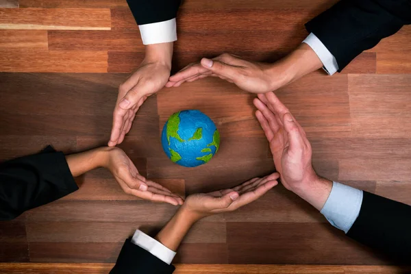 Najlepiej Postrzegać Ludzi Biznesu Utrzymujących Ziemię Synergii Jako Budowanie Zespołu — Zdjęcie stockowe