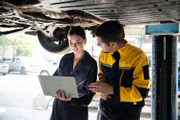 Two Vehicle Mechanic Working Together Lifted Car Conduct Car Inspection — Stock Photo, Image