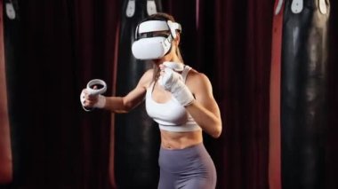VR ya da sanal gerçeklik ile kadın boksör eğitimi almış, boks simülatöründeki yeteneğini geliştirmek için kontrolör kullanan bir VR kulaklık takıyor. Impetus