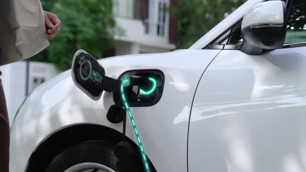 Donna Ricaricare Sua Auto Elettrica Con Caricabatterie Smart Home Display — Video Stock