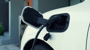 Ev şarj istasyonu, elektronik araç için sürdürülebilir, yenilenebilir enerji kaynağı, modern modern yaşam tarzı için evdeki EV arabaları sağlıyor. Çevre dostu melez elektro ve petrol aracı bataryası.