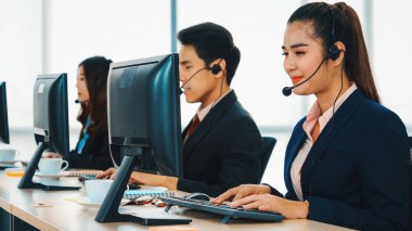 Ofiste çalışan kulaklık takan işadamları uzak müşteri ya da meslektaşlarını desteklemek için çalışıyorlar. Çağrı merkezi, tele pazarlama, müşteri destek acentesi telefon görüşmesinde hizmet sağlıyor. Jivy