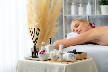 Kafkasyalı kadın müşteri stres önleyici spa masajının keyfini çıkarıyor ve lüks otel ya da oteldeki gündüz açık ortam güzellik salonunda güzellik teniyle eğleniyor. Sessiz.