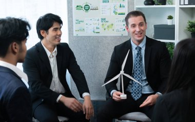 Çeşitli iş adamları yenilenebilir temiz enerji teknolojisiyle CO2 emisyonunu ve karbon kredisini azaltarak daha yeşil sürdürülebilir Dünya için alternatif enerji kullanımını tartışıyorlar. Antika