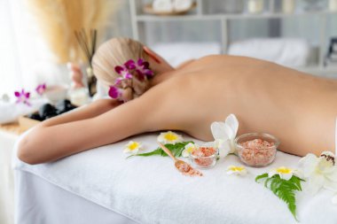 Kafkasyalı kadın müşteri stres önleyici spa masajının keyfini çıkarıyor ve lüks otel ya da oteldeki gündüz açık ortam güzellik salonunda güzellik teniyle eğleniyor. Sessiz.