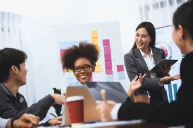 Genç Asyalı iş kadını modern toplantıda TV ekranında veri analizi paneli sunuyor. Bir grup iş adamıyla konferans odasında iş sunumu. Uyum