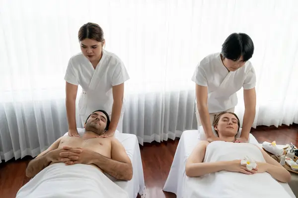 Kaukaska Para Klientów Korzystających Relaksujący Masaż Antystresowy Spa Rozpieszczający Rekreacji — Zdjęcie stockowe