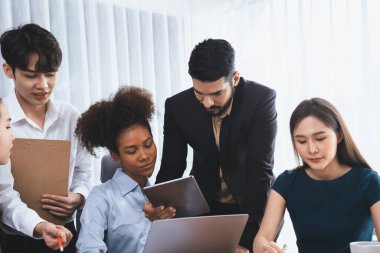 Mutlu iş adamları birlikte çalışır, şirket ofisinde tartışırlar. Profesyonel ve çeşitlilik takım çalışması iş planını bilgisayarda tartışır. Modern çok kültürlü ofis çalışanı. Uyum