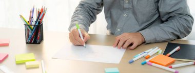 Yetenekli iş adamları zihin haritaları kullanarak pazarlama fikirleri üretiyor. Başarılı erkek girişim lideri masaya yapış yapış notlar serpiştirerek finansal plan hazırlıyor. - Yakın çekim. Eline odaklan. Değişik..