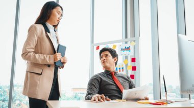 Mutsuz iş adamları ofiste iş sorununu tartışıyorlar. İflas ve kayıp konsepti. Jivy