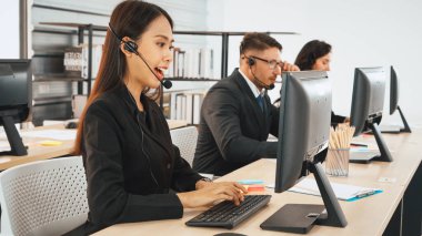 Ofiste çalışan kulaklık takan işadamları uzak müşteri ya da meslektaşlarını desteklemek için çalışıyorlar. Çağrı merkezi, tele pazarlama, müşteri destek acentesi telefon görüşmesinde hizmet sağlıyor. Jivy