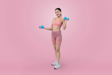 Güçlü enerjik kadın halter kaldırma egzersizi yapıyor izole arka planda. Genç atletik Asyalı kadın dayanıklılığı ve dayanıklılık eğitimi rutin vücut egzersizi..