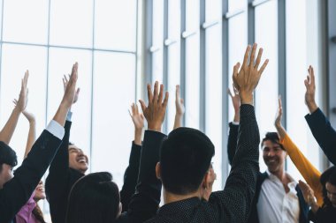 Başarılı iş adamları, onaylarını göstermek için ellerini kaldırdı. Ofis seminerinde gönüllü oldular. Mutlulukla. Gülümseyen yöneticiler ellerini havaya kaldırdı. Entelektüel.