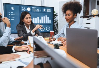 Çok ırklı analist ekibi toplantı masasındaki mali raporu analiz etmek için BI gösterge tablosunu kullanıyor. Çeşitli iş adamlarından oluşan bir grup, iş pazarlama kararı için FIntech 'in veri analizini kullanır. Uyum