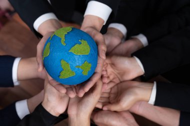 Üst düzey iş adamları, Dünya 'yı kurtarmak için CO2 salınımını azaltmak suretiyle çevresel koruma için ekolojik düzenlemeden yararlanmak amacıyla sinerjide bir arada tutuyorlar. Antika