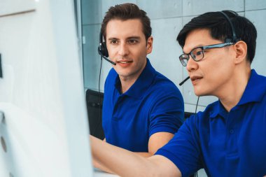 Ofiste çalışan kulaklık takan işadamları uzak müşteri ya da meslektaşlarını desteklemek için çalışıyorlar. Çağrı merkezi, tele pazarlama, müşteri destek acentesi telefon görüşmesinde hizmet sağlıyor. Jivy