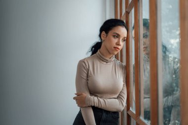 Zihinsel sağlık sorunu olan depresif genç siyahi kadın aşırı düşünen yorgun kız, bölücü düşünce, asosyal, kaygı ve diğer akıl sağlığı bozukluklarından çok önemli bir tedaviye ihtiyaç duyar. .