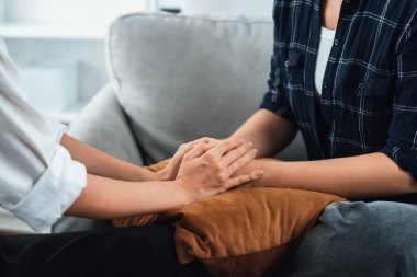 Depresyondaki kişiyi neşelendirmek için destekleyici ve rahatlatıcı elleri yakın çekim ya da empati ile stres zihin