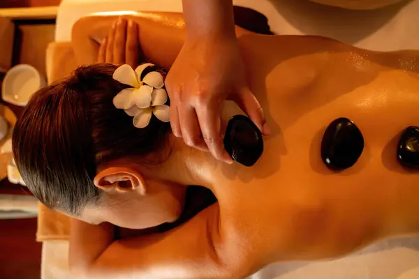 Primo Piano Massaggio Con Pietre Calde Salone Spa Resort Lusso — Foto Stock