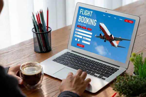 Online uçuş rezervasyon sitesi mod rezervasyon sistemi sağlar. Seyahat teknolojisi kavramı .