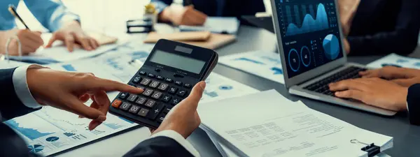 監査役および会計チームは 事務所で働き 財務データと会計記録を計算機で分析します 会計会社は収益性の高いキャッシュフローのための財務および課税計画を提供する — ストック写真