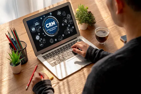 CRM işletme ve işletme için modern bilgisayarda müşteri ilişkileri yönetim sistemi