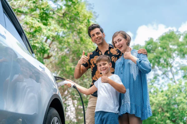 Οικογενειακές Διακοπές Ταξίδι Ηλεκτρικό Όχημα Υπέροχη Οικογενειακή Επαναφόρτιση Αυτοκίνητο Πράσινη — Φωτογραφία Αρχείου