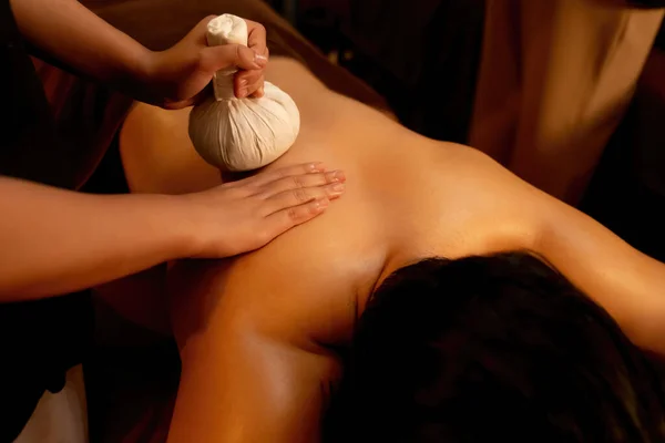Hot Ört Boll Spa Massage Kroppsbehandling Massör Komprimerar Försiktigt Ört — Stockfoto