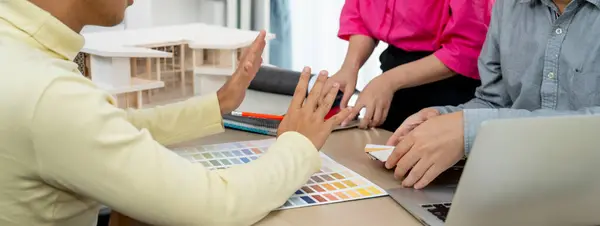 熟练的室内设计团队在选择幕布时 要小心选择幕布材料 而同事则要选择将房屋模型放在会议桌上的幕布颜色 创意设计概念 — 图库照片