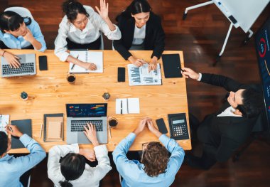 Toplantı masasındaki finansal veri raporlarını analiz eden çeşitli iş analist gruplarının geniş görüşü. İş zekası analizine göre çizelge ve grafik paneli. Çok titiz.