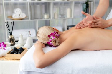 Kafkasyalı kadın müşteri stres önleyici spa masajının keyfini çıkarıyor ve lüks otel ya da oteldeki gündüz açık ortam güzellik salonunda güzellik teniyle eğleniyor. Sessiz.